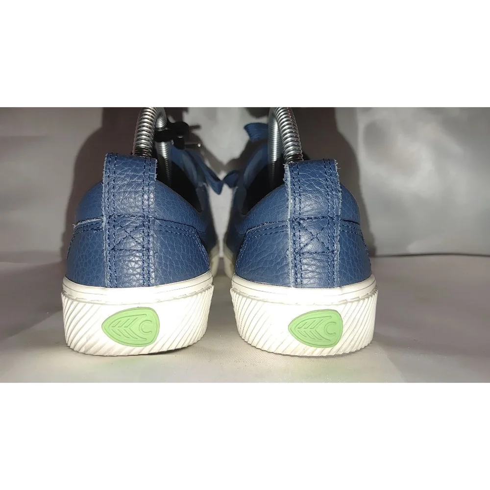 Cariuma OCA Pebbled Leather Sneaker in Marine Blue Size 8